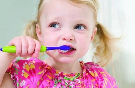 Все о чистке детских зубов: когда, как и чем?