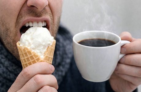 Гарячий напій після морозива: чому стоматологи не радять поєднувати «холодне + гаряче» і як захистити зуби
